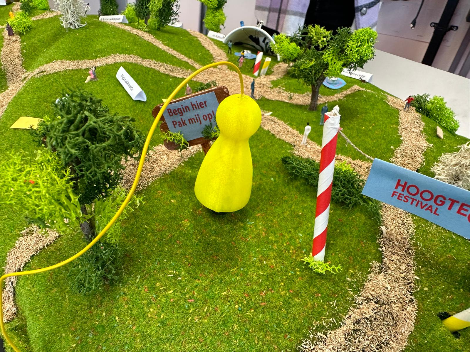 Detailfoto van poppetje op prototype van Hoogte80 evenement promotieproduct